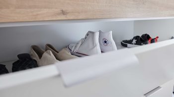 Schuhschrank Interliving aus Holz in Weiß Interliving Garderobe Serie 6012 - Schuhschrank weißer Mattlack & Steineiche - eine Schublade, zwei Klappen, Breite ca. 120 cm