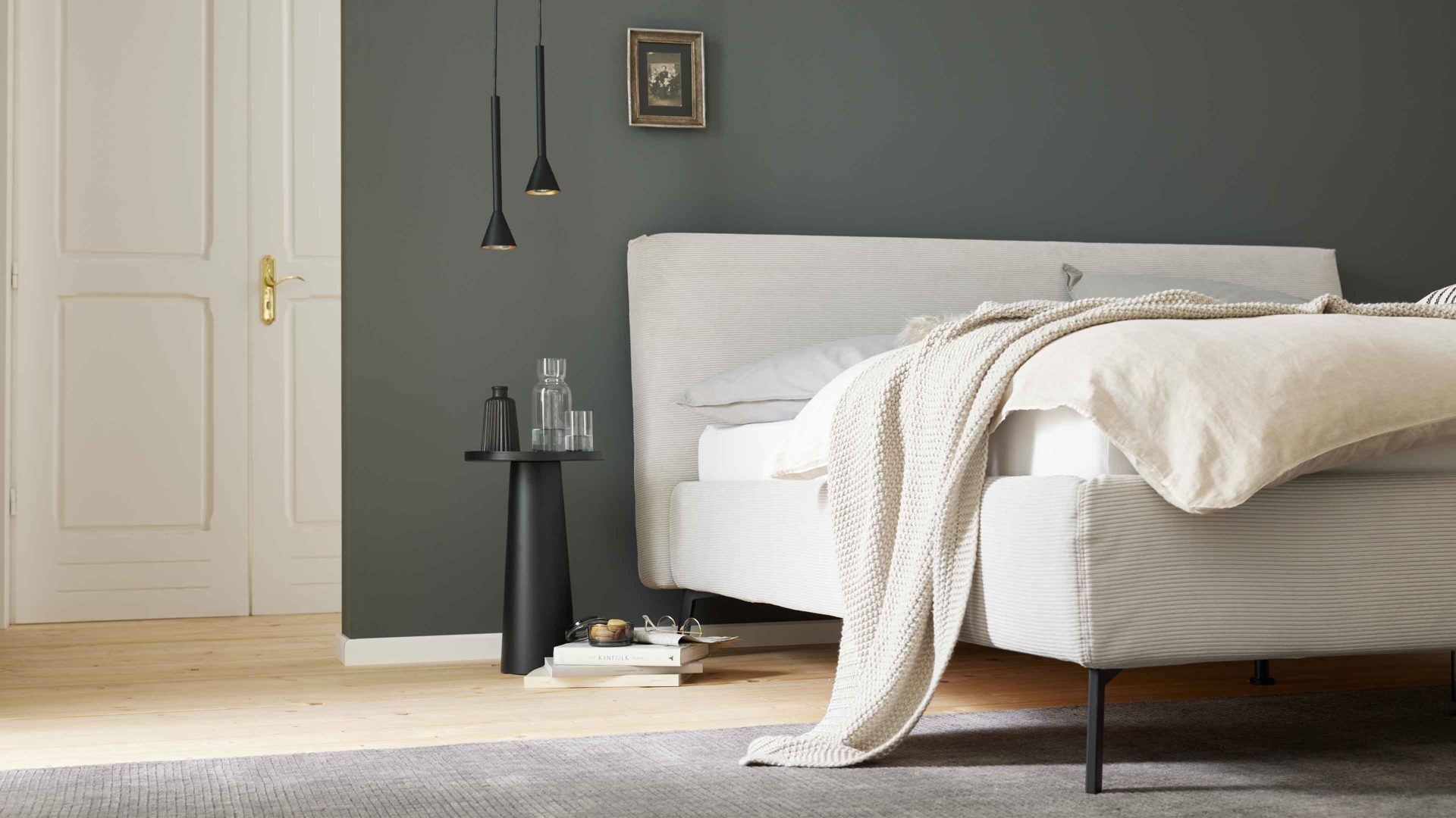 Bettgestell Interliving aus Stoff in Hellgrau Interliving Polsterbett Serie 1417 - Polsterbettgestell silberfarbener Feincord & schwarze Metallfüße 284 - Liegefläche ca. 180 x 200 cm