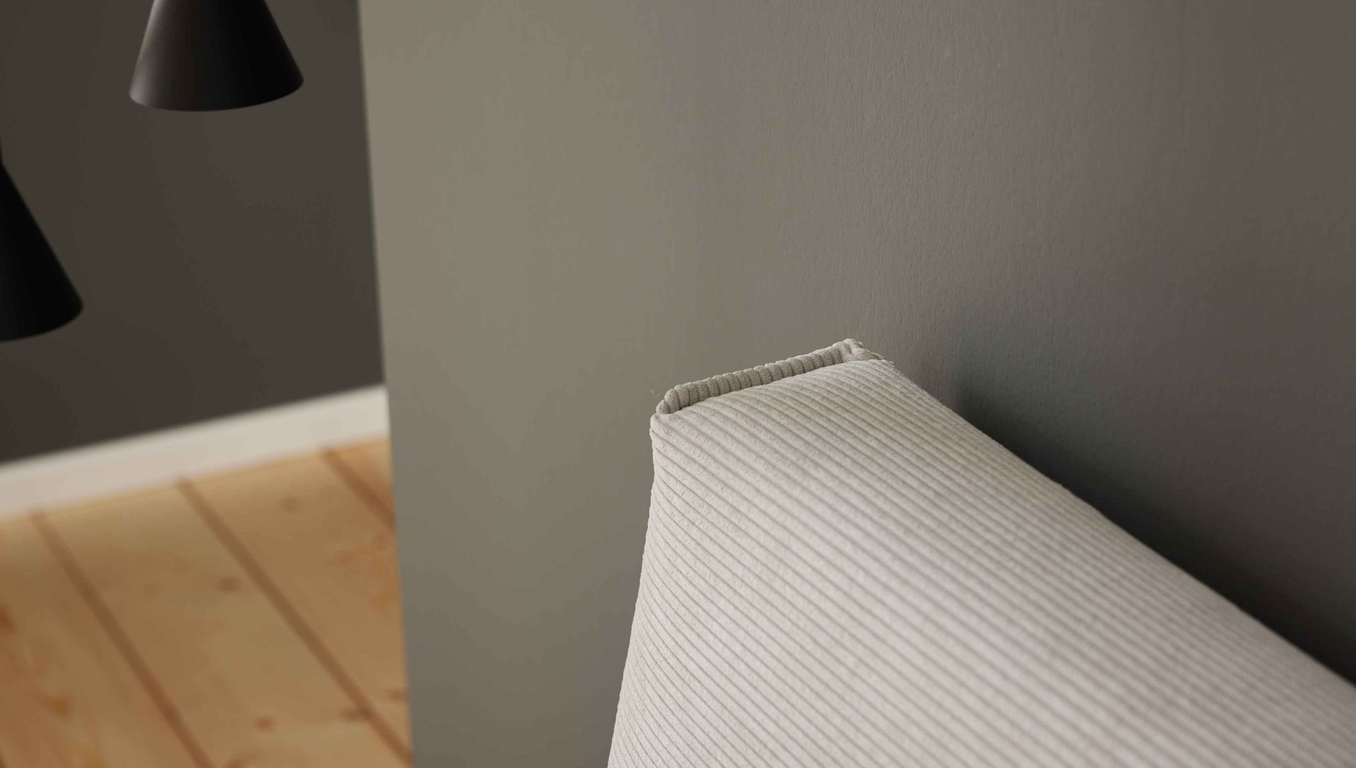 Bettgestell Interliving aus Stoff in Hellgrau Interliving Polsterbett Serie 1417 - Polsterbettgestell silberfarbener Feincord & schwarze Metallfüße 284 - Liegefläche ca. 180 x 200 cm