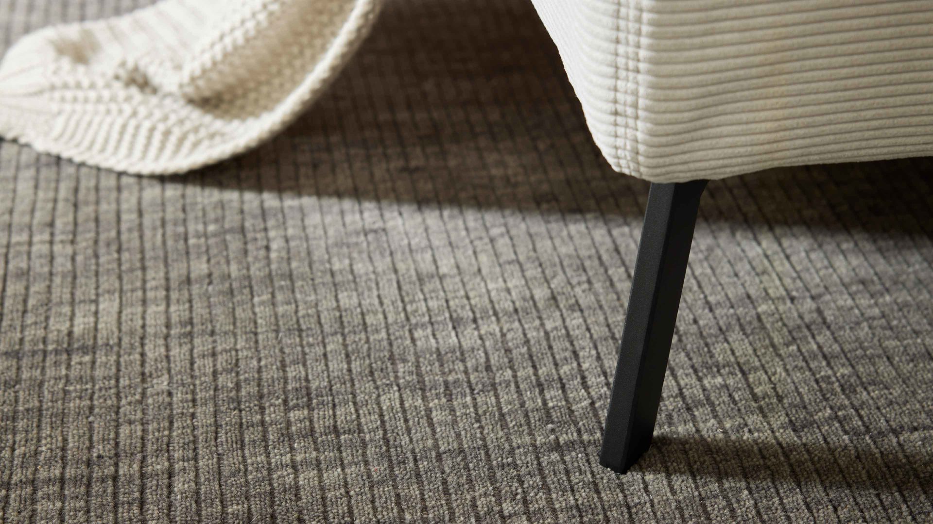 Bettgestell Interliving aus Stoff in Hellgrau Interliving Polsterbett Serie 1417 - Polsterbettgestell silberfarbener Feincord & schwarze Metallfüße 284 - Liegefläche ca. 180 x 200 cm