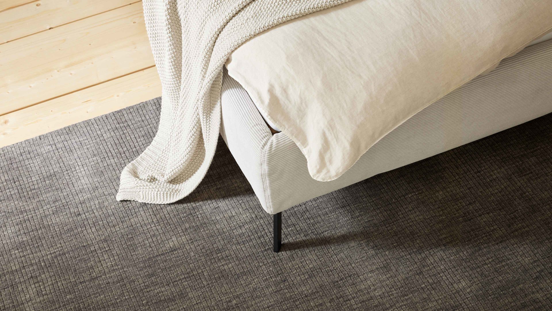 Bettgestell Interliving aus Stoff in Hellgrau Interliving Polsterbett Serie 1417 - Polsterbettgestell silberfarbener Feincord & schwarze Metallfüße 284 - Liegefläche ca. 180 x 200 cm