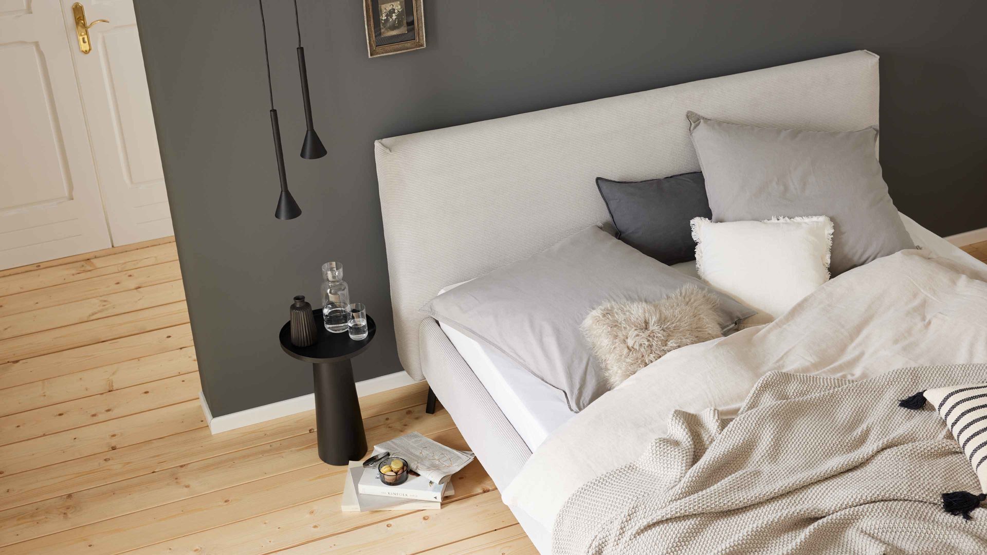 Bettgestell Interliving aus Stoff in Hellgrau Interliving Polsterbett Serie 1417 - Polsterbettgestell silberfarbener Feincord & schwarze Metallfüße 284 - Liegefläche ca. 180 x 200 cm