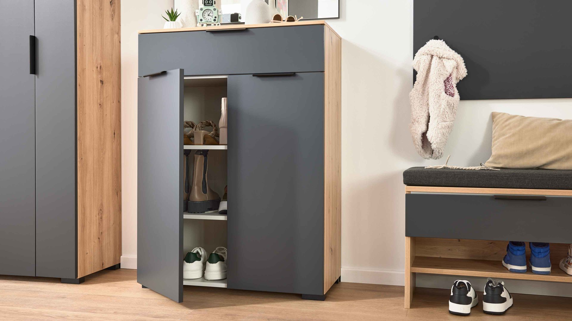 Kombikommode Interliving aus Holz in Anthrazit Interliving Garderobe Serie 6012 - Kombikommode INL-300 anthrazitfarbener Mattlack & Asteiche - eine Schublade, zwei Türen, Breite ca. 80 cm