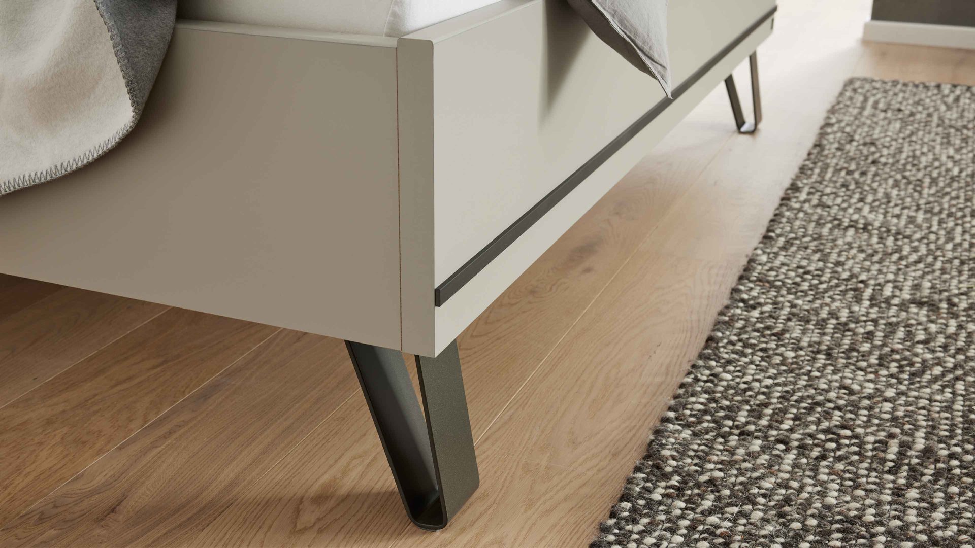 Bettgestell Interliving aus Holz in Hellgrau Interliving Schlafzimmer Serie 1032 – Bettgestell Kieselgrau & Havanna - Liegefläche ca. 180 x 200 cm