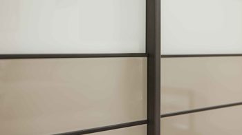 Kleiderschrank Interliving aus Holz in Weiß Interliving Schlafzimmer Serie 1032 – Schwebetürenschrank Weiß & Kieselgrau - drei Türen, Breite ca. 300 cm