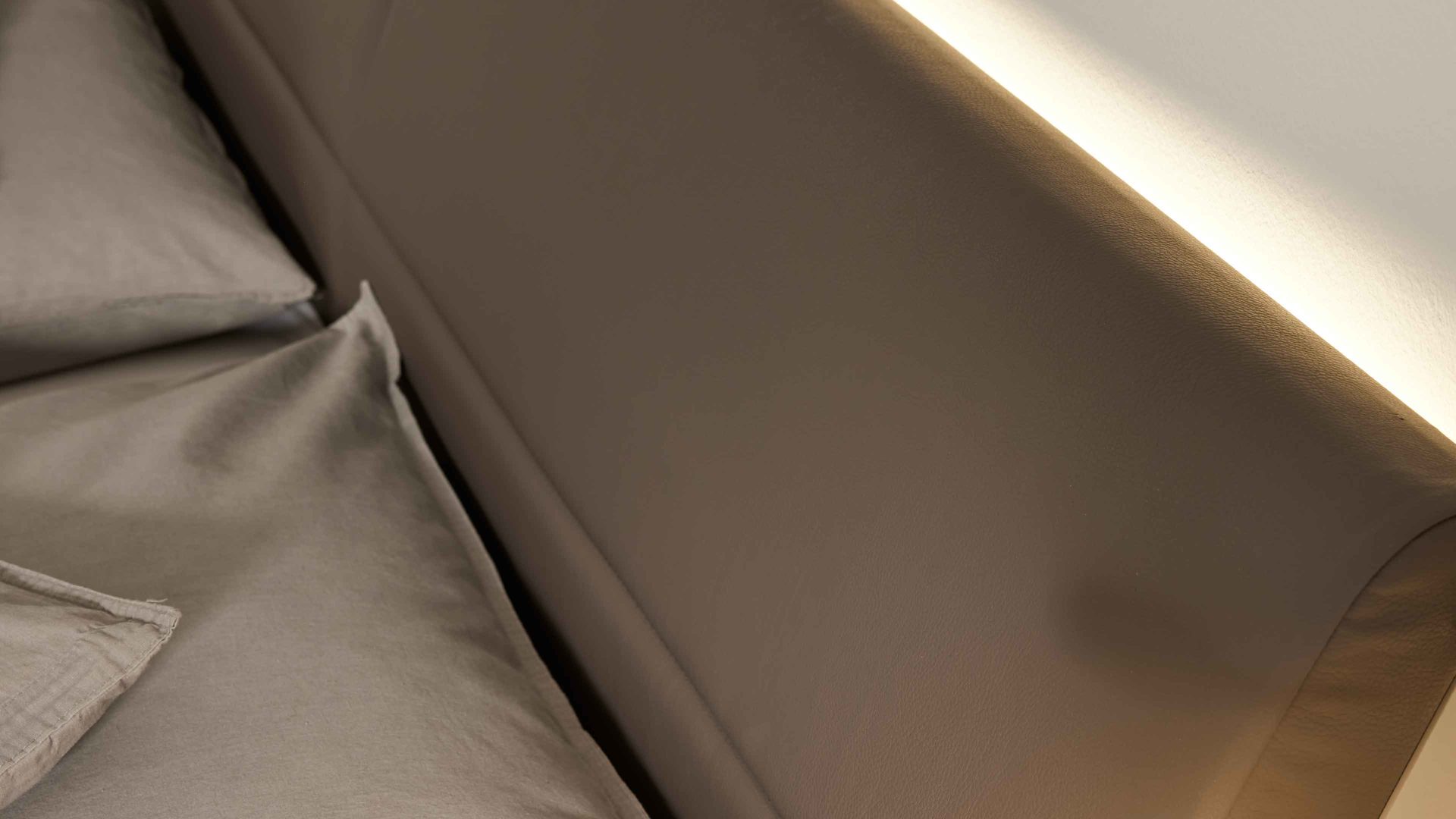 Möbelbeleuchtung Interliving aus Kunststoff in Weiß Interliving Schlafzimmer Serie 1032 – Ambiente-Beleuchtung für 180 cm Kopfteilbreite