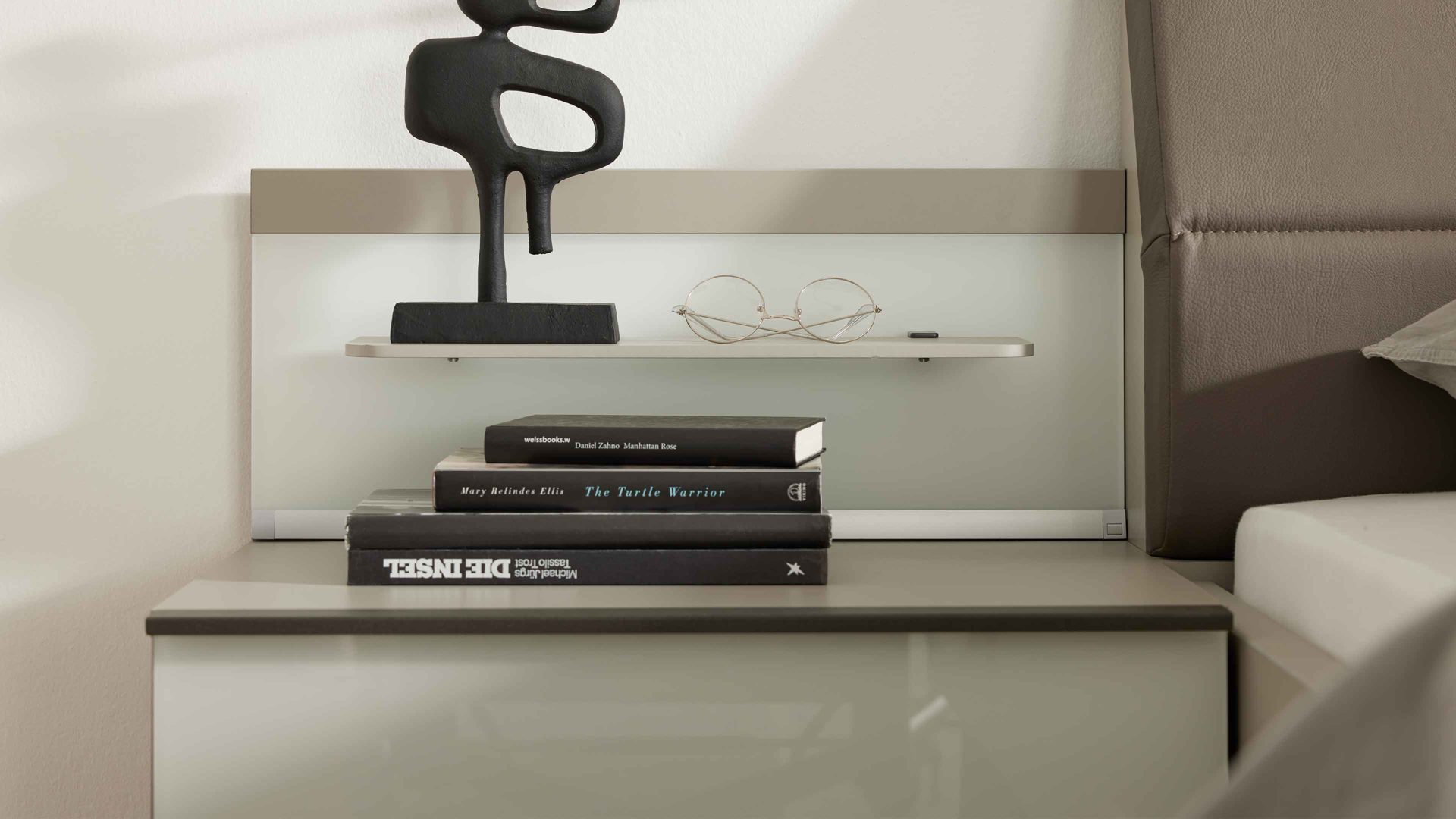 Paneel Interliving aus Holz in Weiß Interliving Schlafzimmer Serie 1032 – beleuchtetes Paneel-Set Weiß & Kieselgrau - zweiteilig