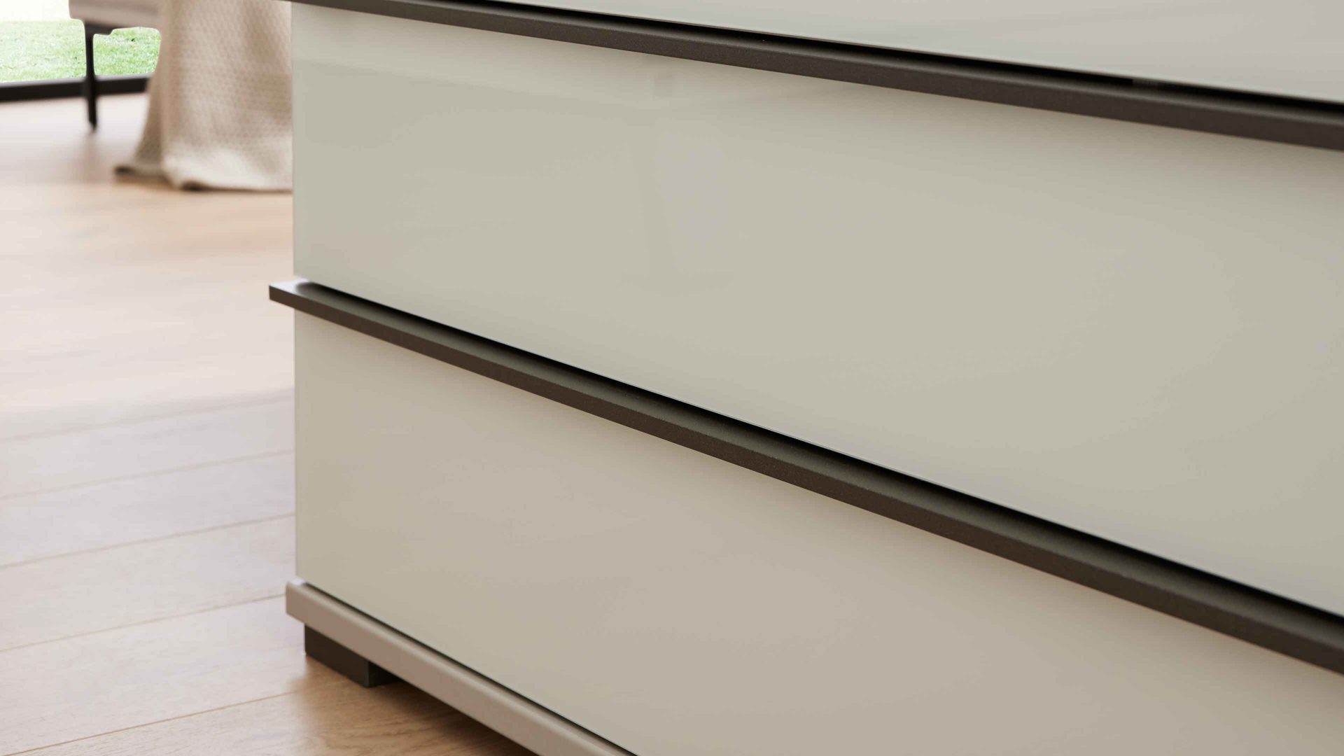 Schubladenkommode Interliving aus Holz in Weiß Interliving Schlafzimmer Serie 1032 – Schubladenkommode 275 Weiß & Kieselgrau - vier Schubladen, Breite ca. 149 cm