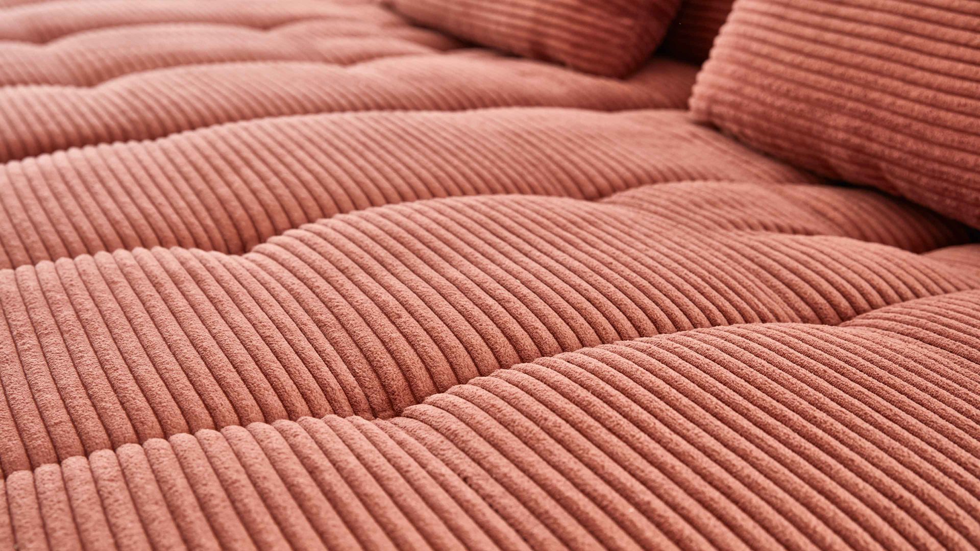 Ecksofa KAWOO aus Stoff in Orange KAWOO Polstermöbel Santa Rosa - Ecksofa kupferfarbene Bezüge Lincoln & Miranda, schwarze Metallfüße - Stellfläche ca.  199 x 307 cm