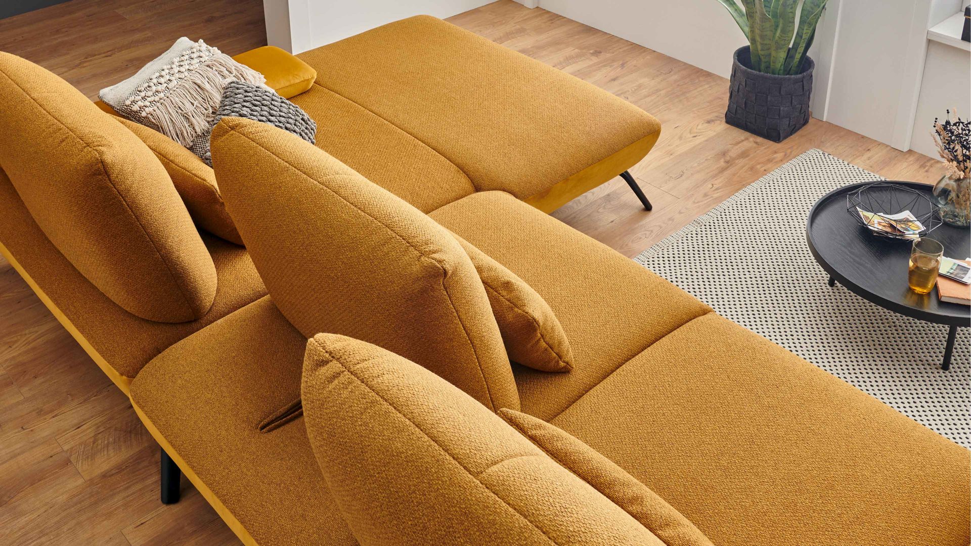 Ecksofa KAWOO aus Stoff in Gelb KAWOO Polsterprogramm Dover Plus - Ecksofa senffarbener Bezug Portofino & goldfarbene Maschenware Riviera - Stellfläche ca. 301 x 191 cm