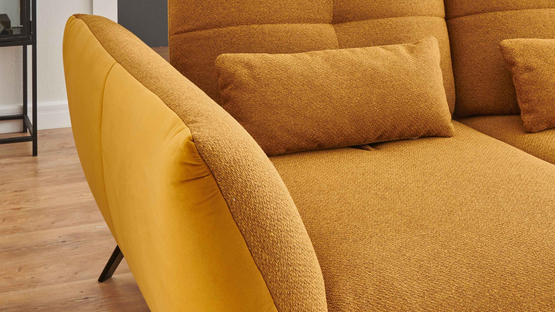 Ecksofa KAWOO aus Stoff in Gelb KAWOO Polsterprogramm Dover XC - Ecksofa senffarbener Bezug Portofino & goldfarbene Maschenware Riviera - Stellfläche ca. 301 x 191 cm