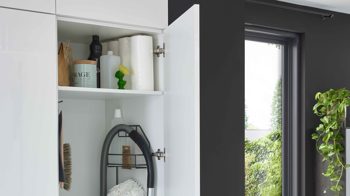 Einbauküche Interliving aus Holz in Weiß Interliving Küche Serie 3066 mit AEG-Einbaugeräten Hochglanz Weiß – zweizeilig