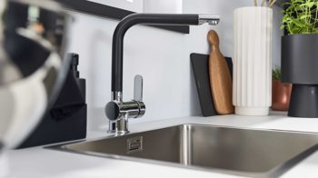 Einbauküche Interliving aus Holz in Schwarz Interliving Küche Serie 3067 mit AEG Einbaugeräten schwarze Esche – zweizeilig
