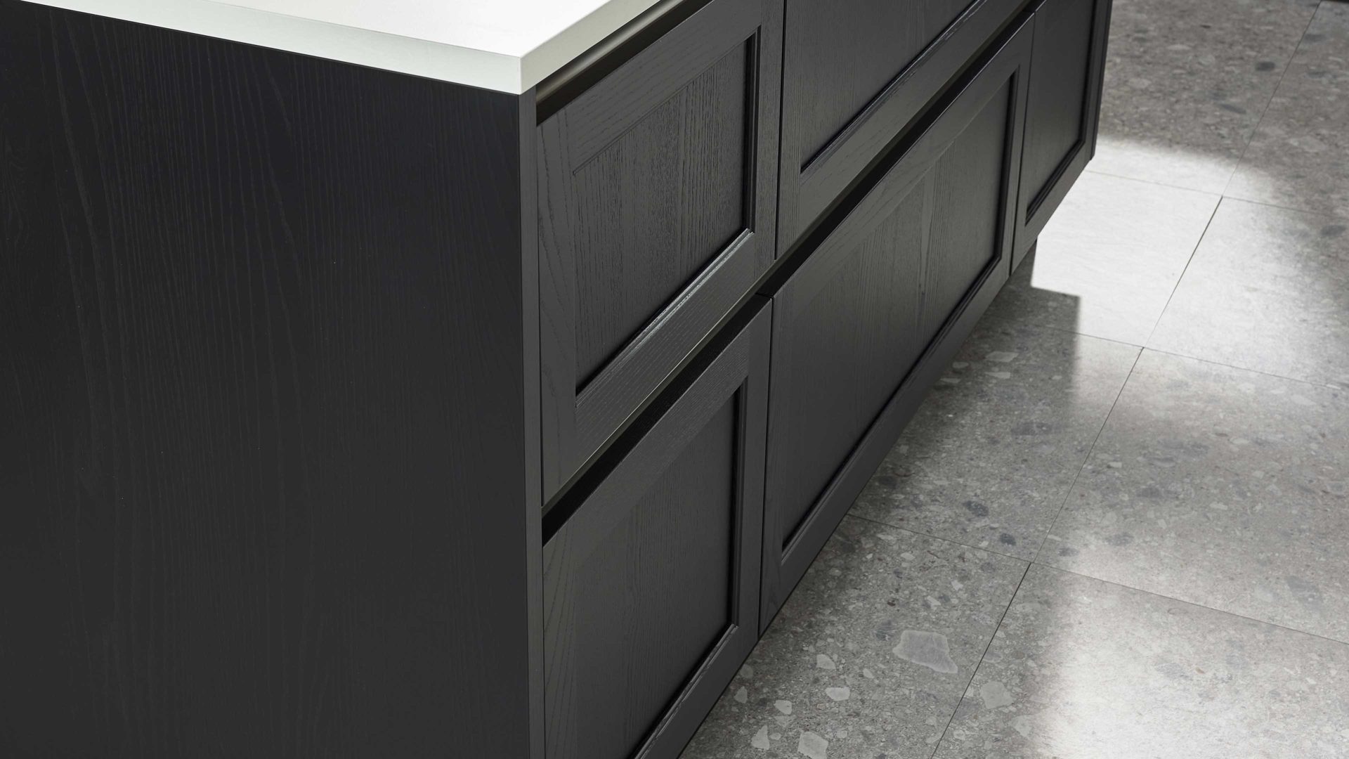 Einbauküche Interliving aus Holz in Schwarz Interliving Küche Serie 3067 mit AEG Einbaugeräten schwarze Esche – zweizeilig