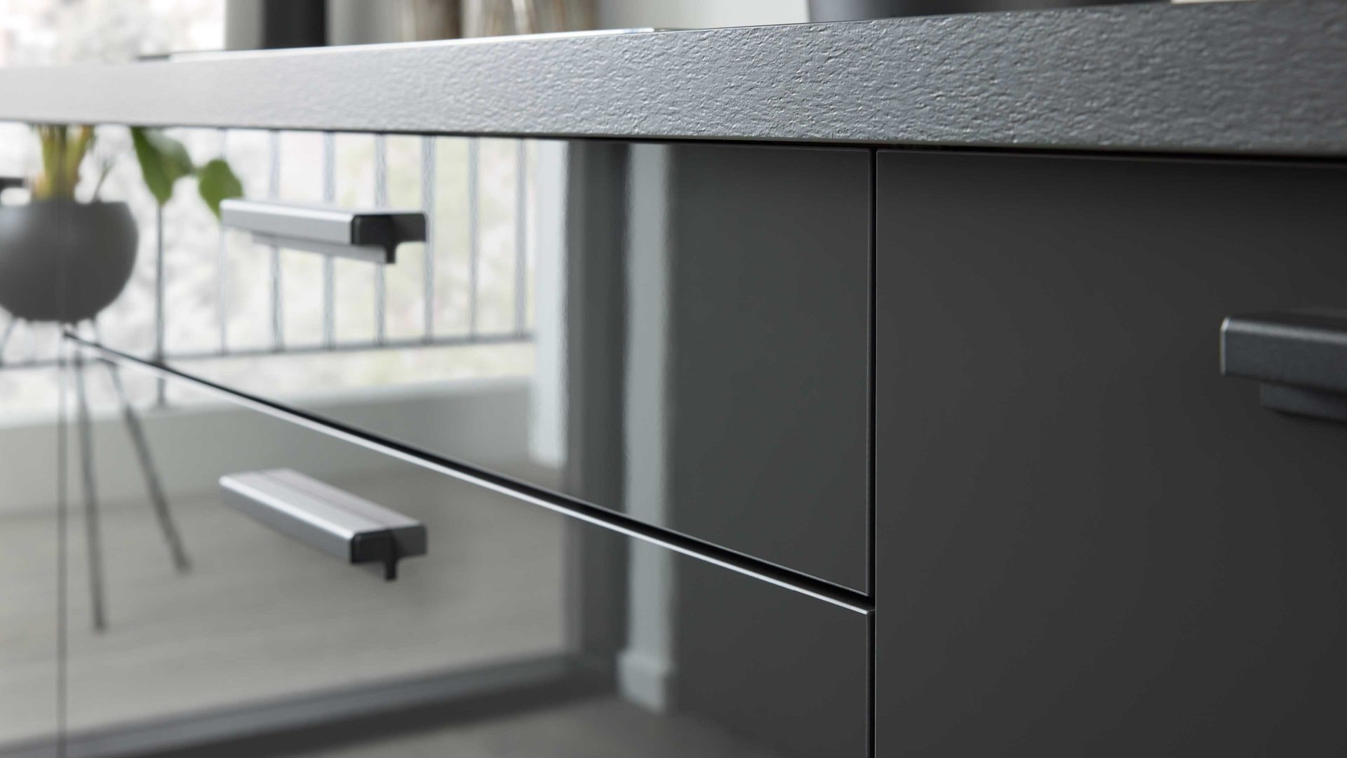 Einbauküche Interliving aus Holz in Dunkelgrau Interliving Küche Serie 3115 mit privileg-Einbaugeräten Graphit Hochglanz – Stellfläche ca. 360 x 365 cm