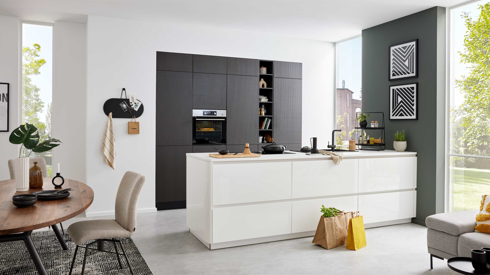 Einbauküche Interliving aus Holz in Dunkelbraun Interliving Küche Serie 3069 mit AEG-Einbaugeräten Stripe Wood Coffee & Hochglanz Weiß – zweizeilig