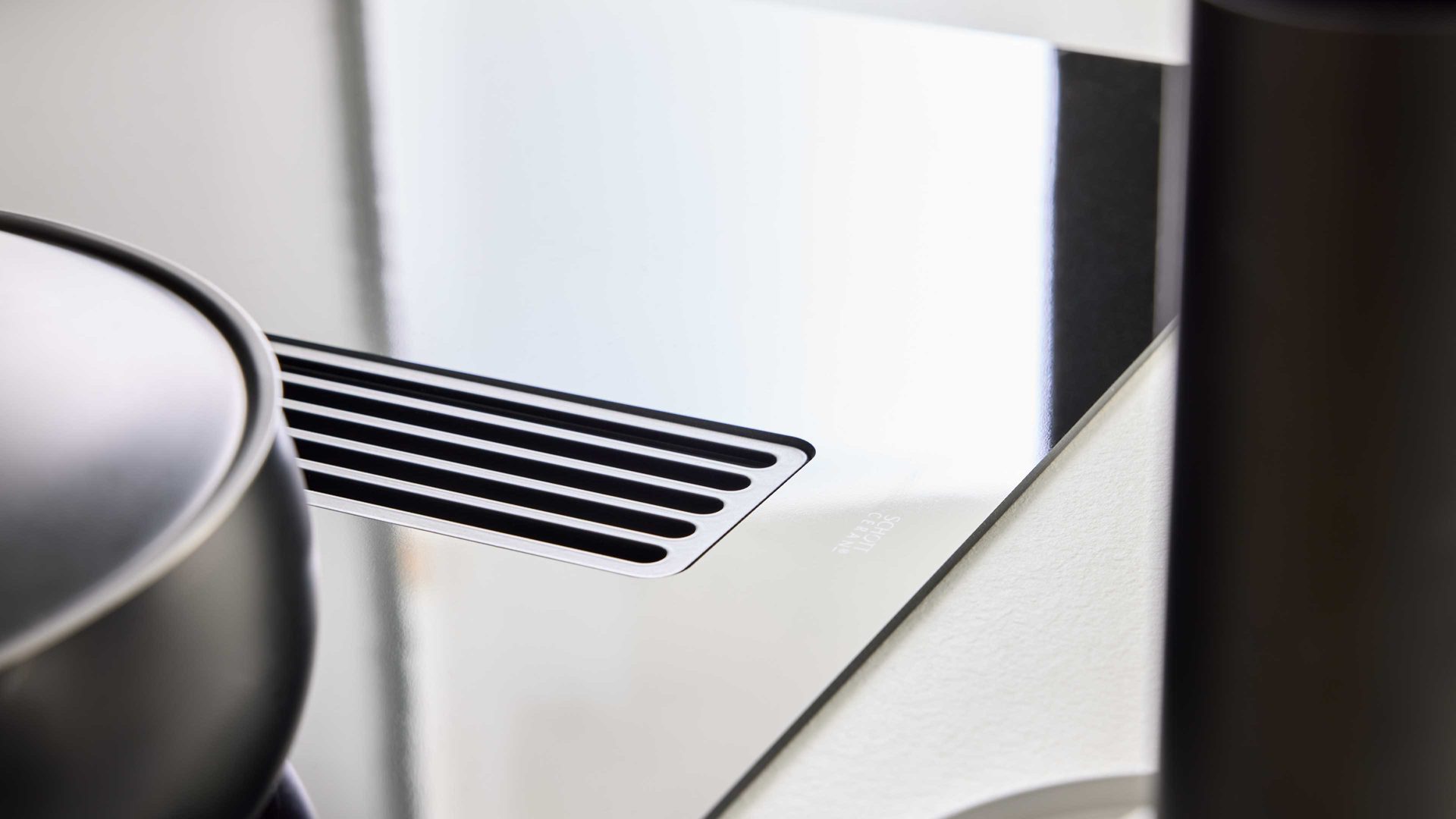 Einbauküche Interliving aus Holz in Dunkelbraun Interliving Küche Serie 3069 mit AEG-Einbaugeräten Stripe Wood Coffee & Hochglanz Weiß – zweizeilig