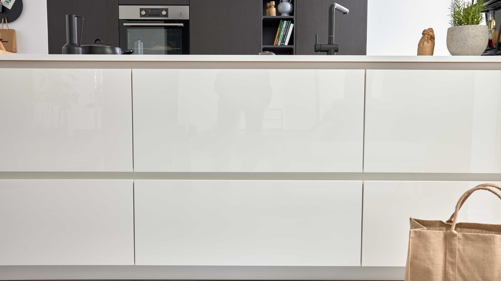 Einbauküche Interliving aus Holz in Dunkelbraun Interliving Küche Serie 3069 mit AEG-Einbaugeräten Stripe Wood Coffee & Hochglanz Weiß – zweizeilig