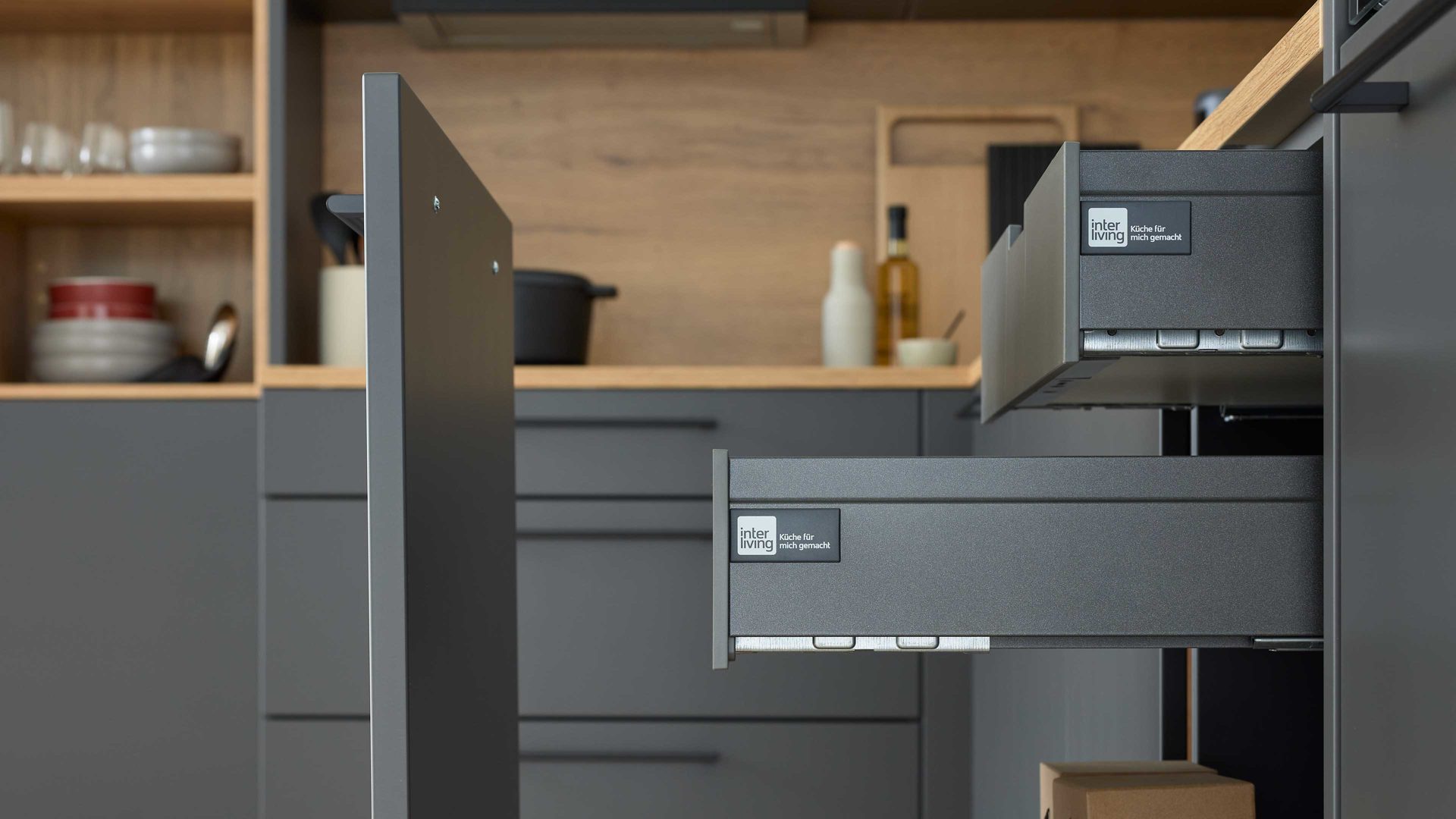 Einbauküche Interliving aus Holz in Dunkelgrau Interliving Küche Serie 3070 mit SIEMENS-Einbaugeräten Graphit & Eiche Ventura - zweizeilig