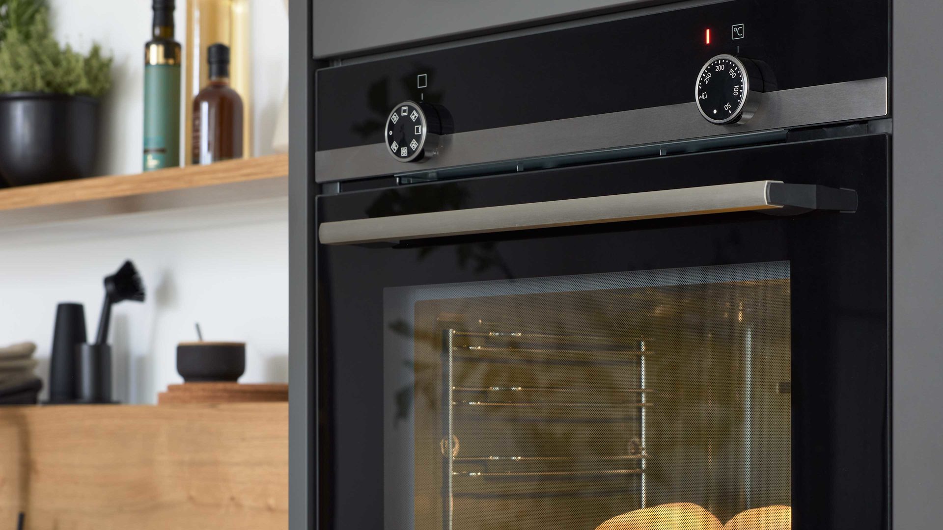 Einbauküche Interliving aus Holz in Dunkelgrau Interliving Küche Serie 3070 mit SIEMENS-Einbaugeräten Graphit & Eiche Ventura - zweizeilig