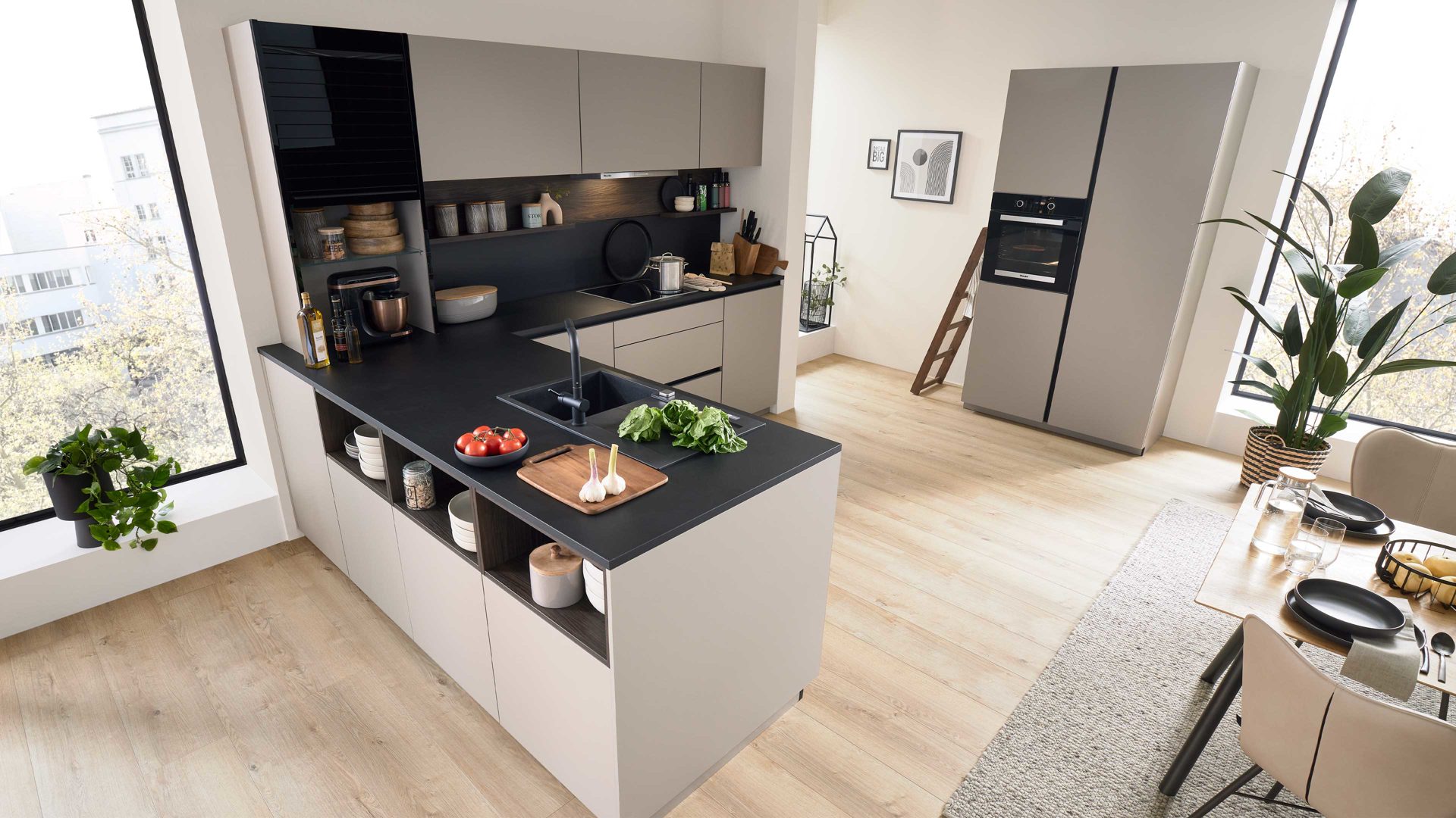 Einbauküche Interliving aus Holz in Beige Interliving Küche Serie 3106 mit Miele-Einbaugeräten Lava & Nussbaum Kuba - zweizeilig