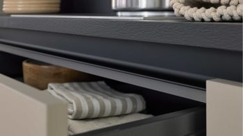 Einbauküche Interliving aus Holz in Beige Interliving Küche Serie 3106 mit Miele-Einbaugeräten Lava & Nussbaum Kuba - zweizeilig