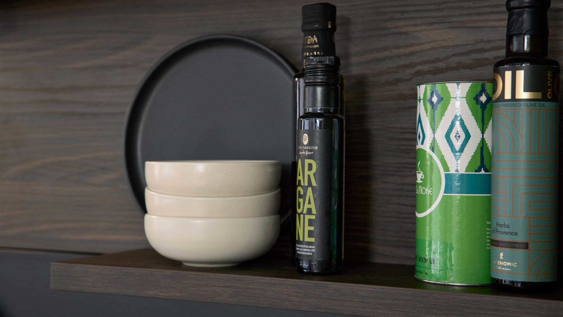 Einbauküche Interliving aus Holz in Beige Interliving Küche Serie 3106 mit Miele-Einbaugeräten Lava & Nussbaum Kuba - zweizeilig