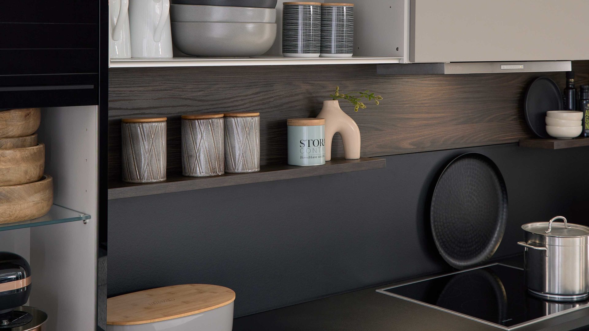 Einbauküche Interliving aus Holz in Beige Interliving Küche Serie 3106 mit Miele-Einbaugeräten Lava & Nussbaum Kuba - zweizeilig