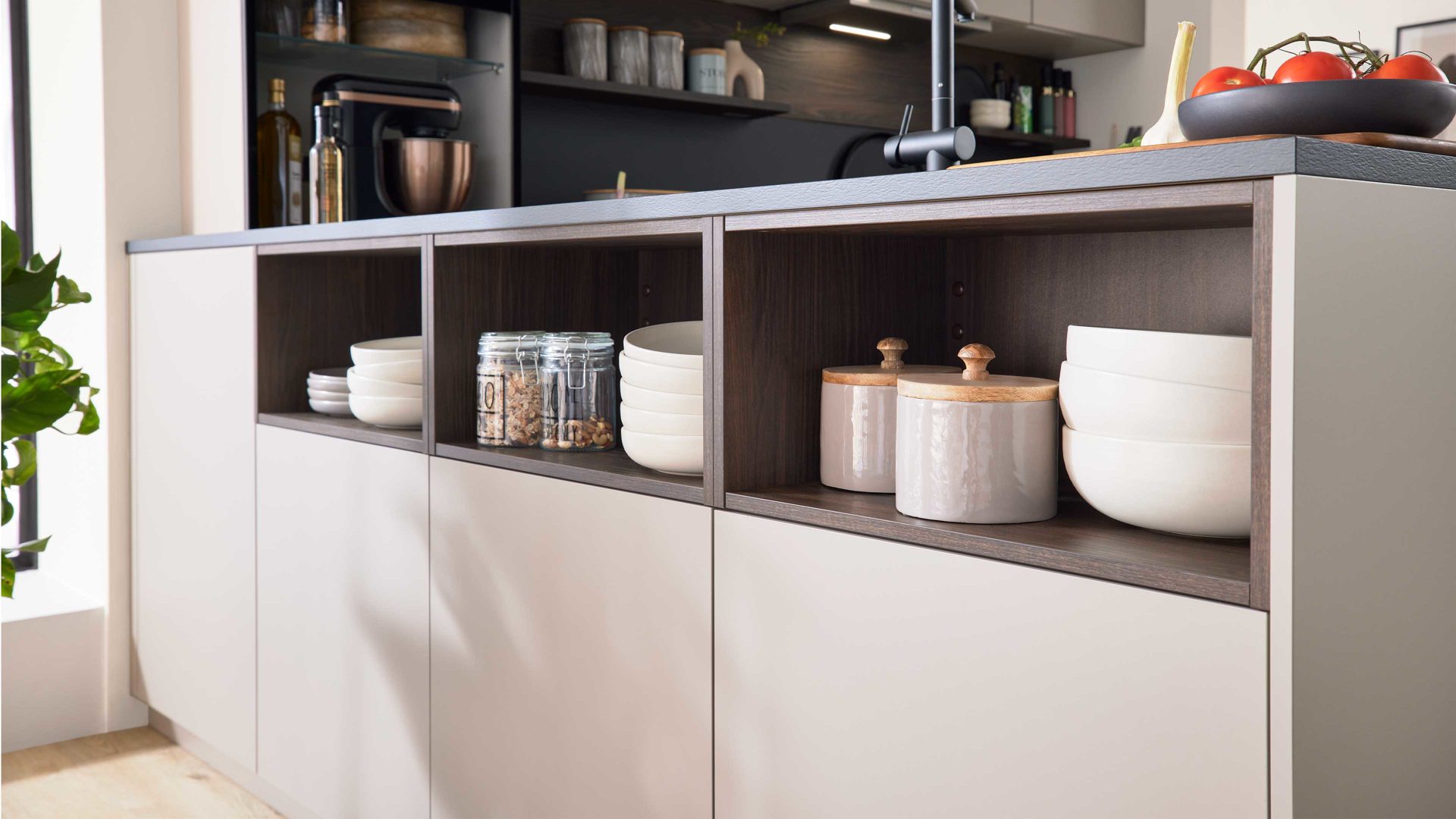 Einbauküche Interliving aus Holz in Beige Interliving Küche Serie 3106 mit Miele-Einbaugeräten Lava & Nussbaum Kuba - zweizeilig