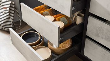 Einbauküche Interliving aus Holz in Schwarz Interliving Küche Serie 3107 - Vorratsraumlösung Mattschwarz & Beton – Stellfläche ca. 289 x 219 cm