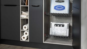 Einbauküche Interliving aus Holz in Schwarz Interliving Küche Serie 3107 - Vorratsraumlösung Mattschwarz & Beton – Stellfläche ca. 289 x 219 cm