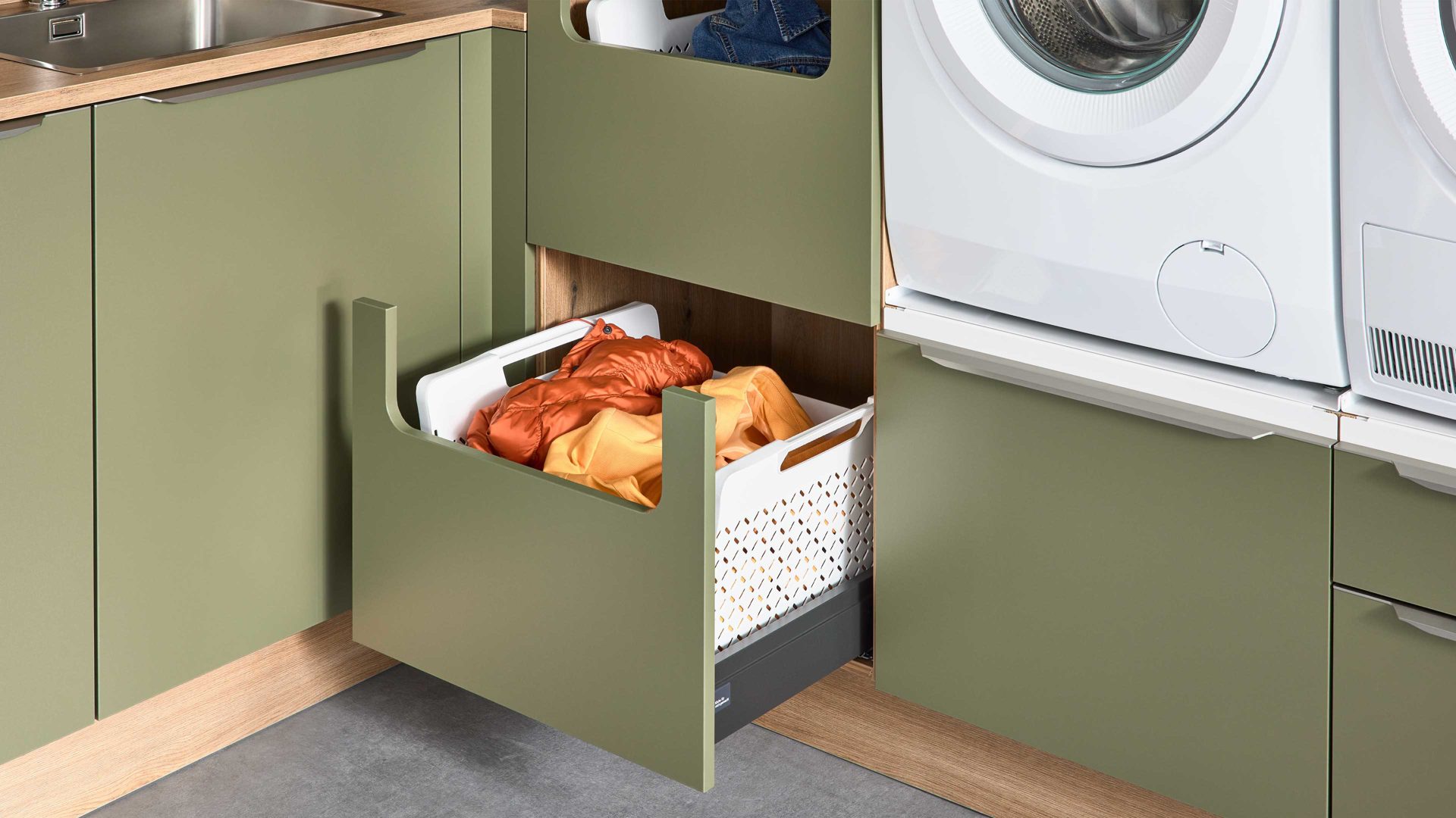 Einbauküche Interliving aus Holz in Grün Interliving Küche Serie 3074 - Hauswirtschaftsraumlösung Olive & Vulkaneiche – Stellfläche ca. 190 x 275 cm