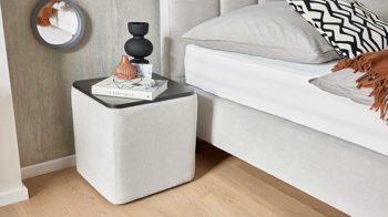 Nachttisch Interliving aus Stoff in Hellgrau Interliving Boxspringbett Serie 1418 - Nachtkonsole mit Ladefunktion silberfarbener Feincord