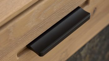 Vitrine Interliving aus Holz in Holzfarben Interliving Wohnzimmer Serie 2029 - Kombivitrine 03 Wildeiche & Granit-Steinoptik - zwei Türen, Breite ca. 85 cm