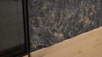 Vitrine Interliving aus Holz in Holzfarben Interliving Wohnzimmer Serie 2029 - Kombivitrine Wildeiche & Granit-Steinoptik - zwei Türen, Breite ca. 85 cm