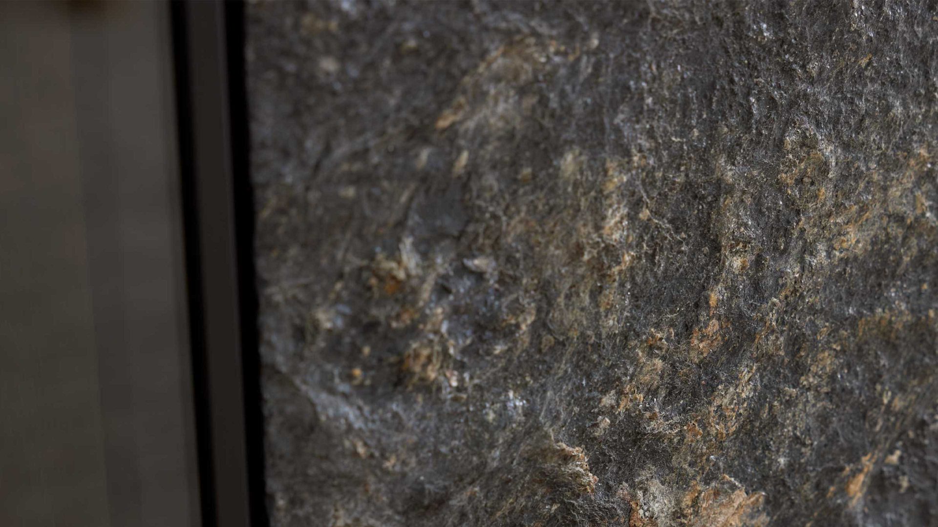 Wandregal Interliving aus Holz in Holzfarben Interliving Wohnzimmer Serie 2029 - Wandregal Mattschwarz & Granit-Steinoptik - ca. 33 x 135 cm