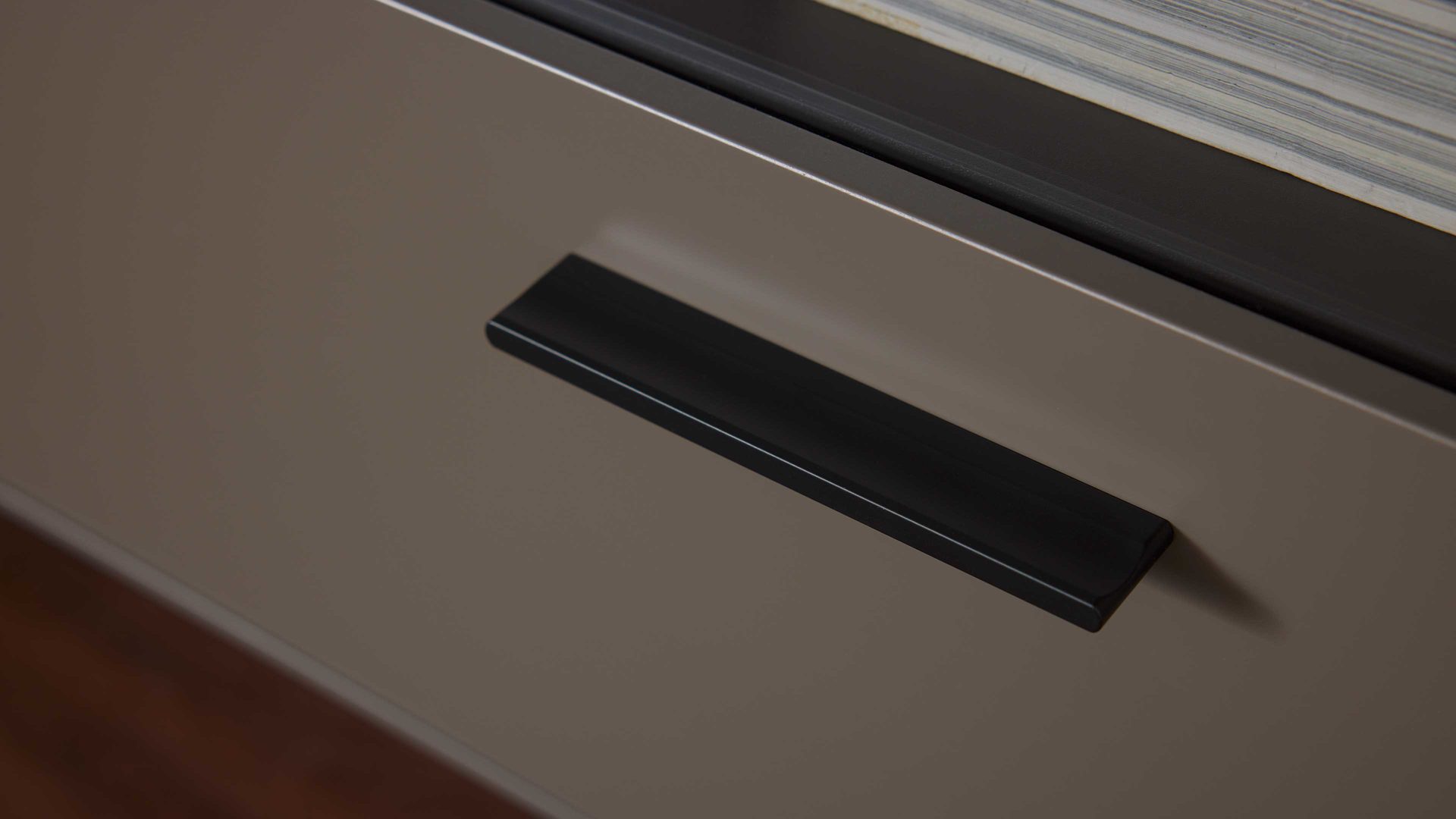 Wohnwand Interliving aus Holz in Dunkelgrau Interliving Wohnzimmer Serie 2030 - Wohnwand Wolfram Grey & Spaltholz - dreiteilig, Länge ca. 275 cm