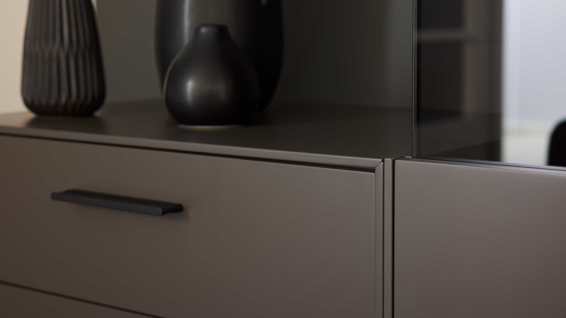 Hängeschrank Interliving aus Holz in Dunkelgrau Interliving Wohnzimmer Serie 2030 - TV-Hängeelement Wolfram Grey - zwei Schubladen, Breite ca. 60 cm
