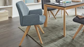 Polsterstuhl Interliving aus Stoff in Blau Interliving Esszimmer Serie 5102 – Armlehn-Polsterstuhl V112 aquafarbener Webstoff Tirol 484 & Wildeiche