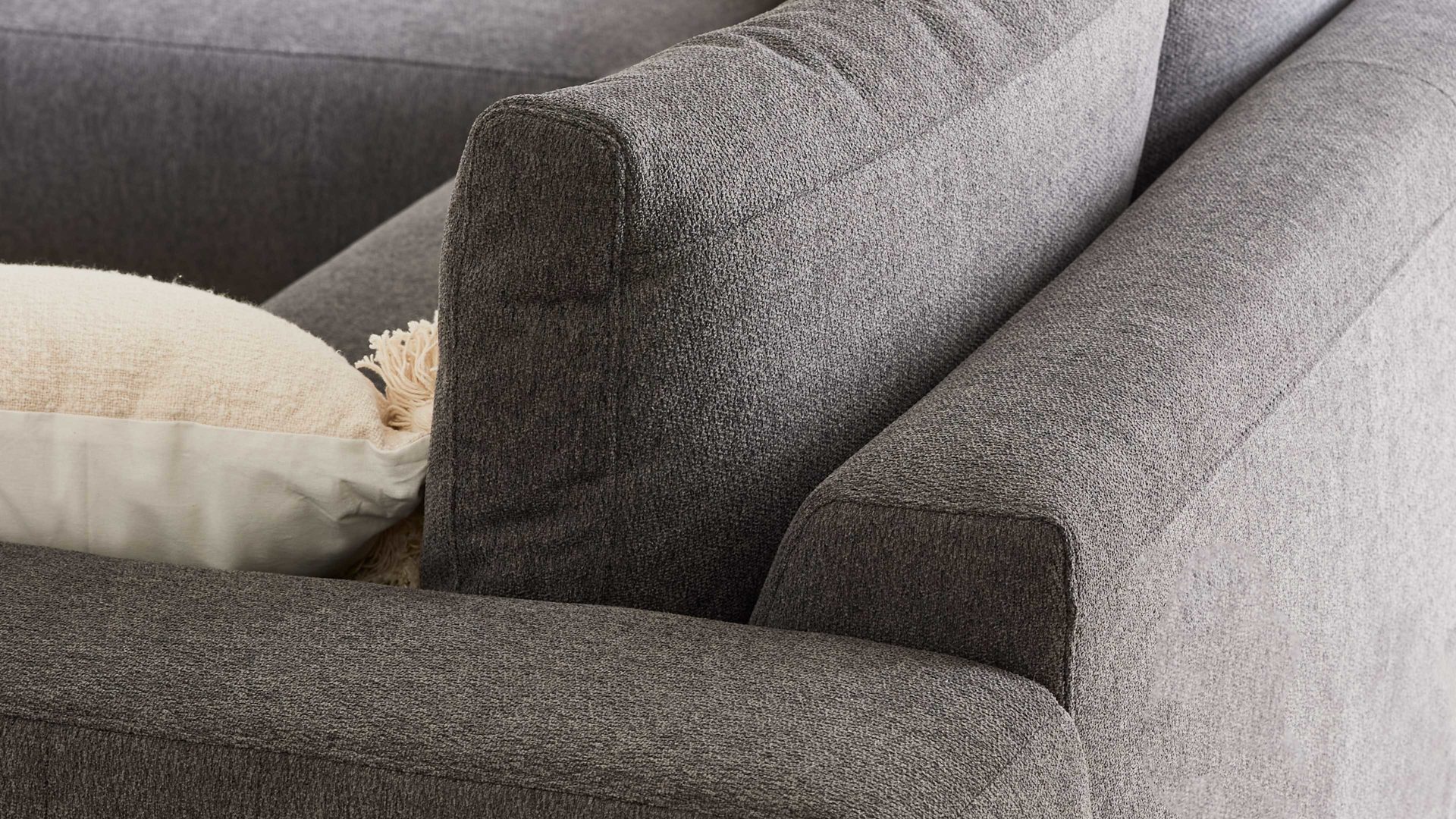 Ecksofa Interliving aus Stoff in Dunkelgrau Interliving Sofa Serie 4255 – Ecksofa grauer Bezug Comora 9853 & silberfarbene Metallfüße 4.26 - Stellfläche ca. 185 x 255 cm