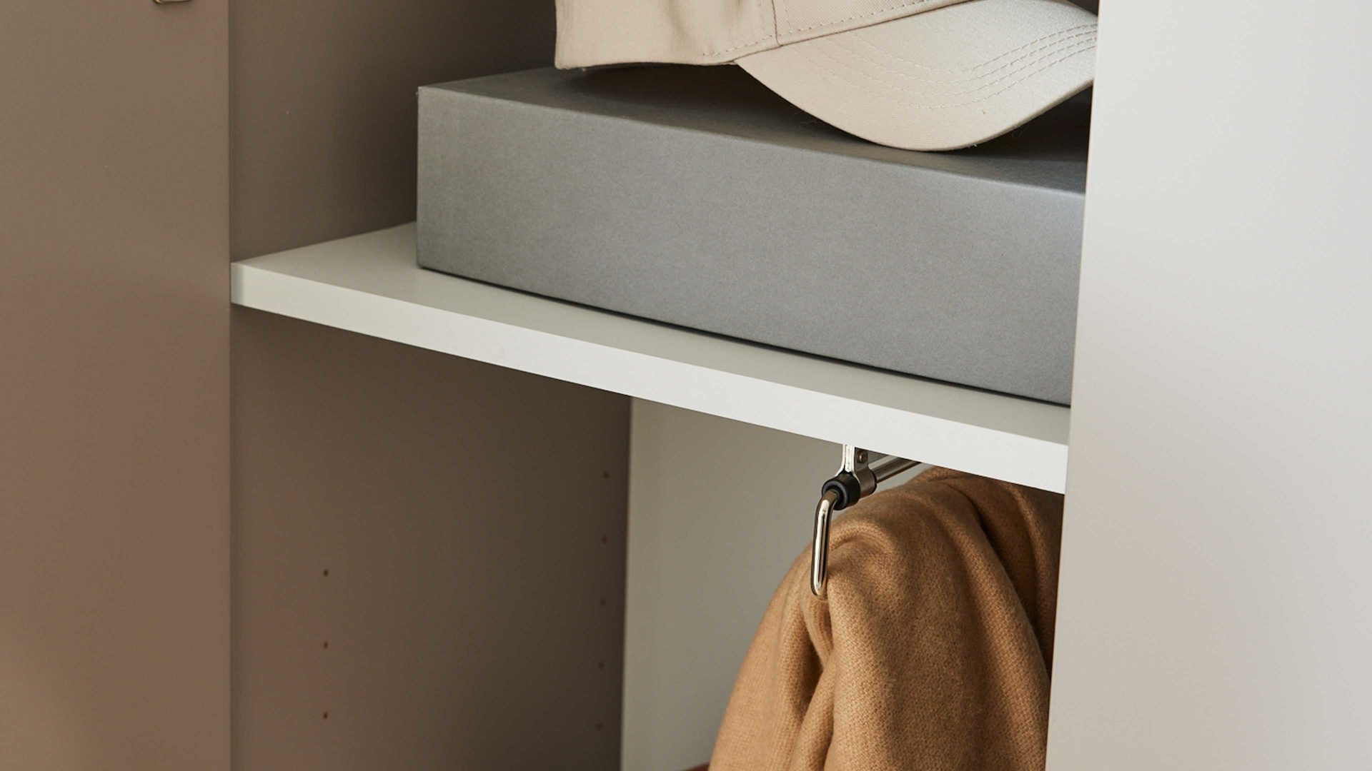 Garderobenschrank Interliving aus Holz in Hellgrau Interliving Garderobe Serie 6012 - Garderobenschrank graubeiger Mattlack - zwei Türen, Höhe ca. 180 cm