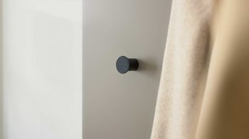 Wandgarderobe Interliving aus Holz in Hellgrau Interliving Garderobe Serie 6012 - Wandgarderobe graubeiger Mattlack - ca. 20 x 180 cm