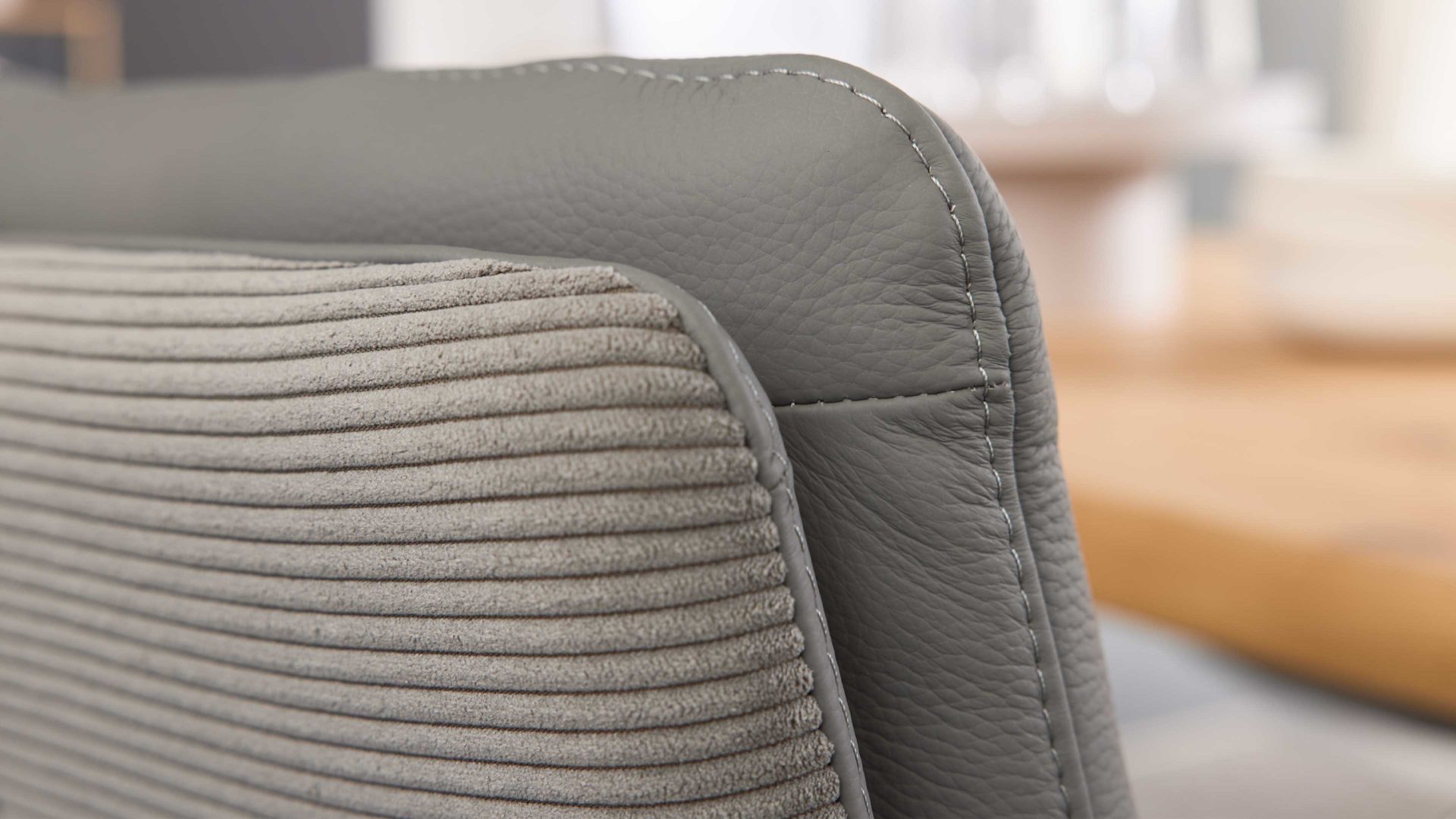 Vierfußstuhl Interliving aus Leder in Grau Interliving Esszimmer Serie 5116 – Polsterstuhl grauer Materialmix Leder & Cord Fo-Sh, Edelstahlgestell F38-FIX