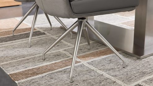 Vierfußstuhl Interliving aus Leder in Grau Interliving Esszimmer Serie 5116 – Polsterstuhl mit Drehfunktion grauer Materialmix Leder & Cord Fo-Sh, Edelstahlgestell F38-R