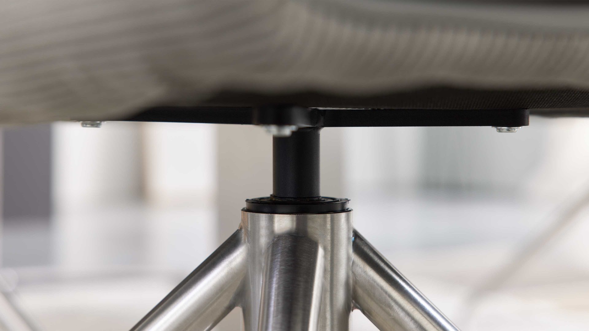 Vierfußstuhl Interliving aus Leder in Grau Interliving Esszimmer Serie 5116 – Polsterstuhl mit Drehfunktion grauer Materialmix Leder & Cord Fo-Sh, Edelstahlgestell F38-R