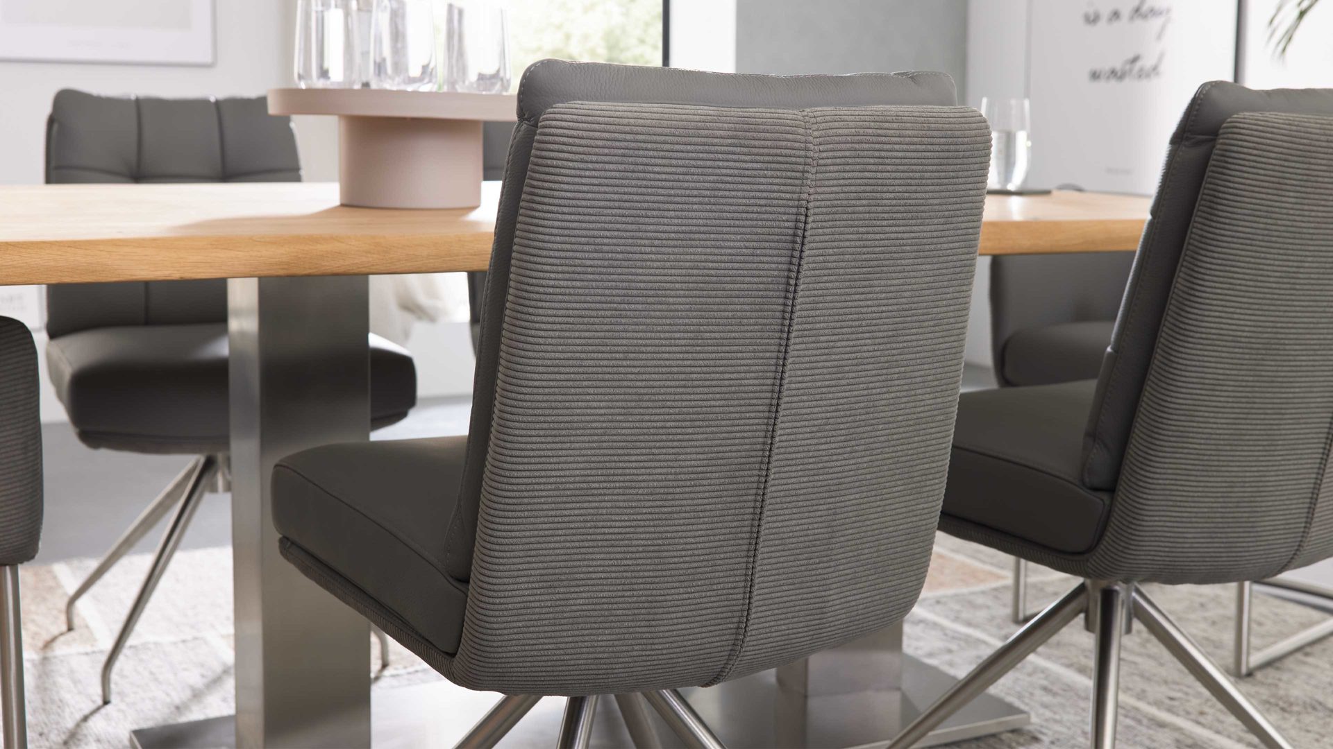 Vierfußstuhl Interliving aus Leder in Grau Interliving Esszimmer Serie 5116 – Polsterstuhl grauer Materialmix Leder & Cord Fo-Sh, Edelstahlgestell F38-FIX