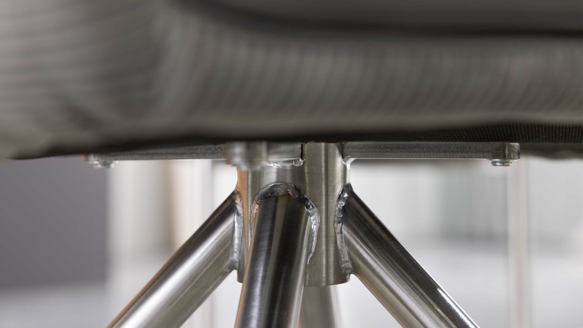 Vierfußstuhl Interliving aus Leder in Grau Interliving Esszimmer Serie 5116 – Polsterstuhl grauer Materialmix Leder & Cord Fo-Sh, Edelstahlgestell F38-FIX