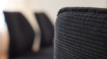 Vierfußstuhl Interliving aus Stoff in Schwarz Interliving Esszimmer Serie 5116 – Armlehnstuhl mit Drehfunktion carbonschwarzer Materialmix Mikrofaser & Cord Ni-Co, schwarzes Gestell F37