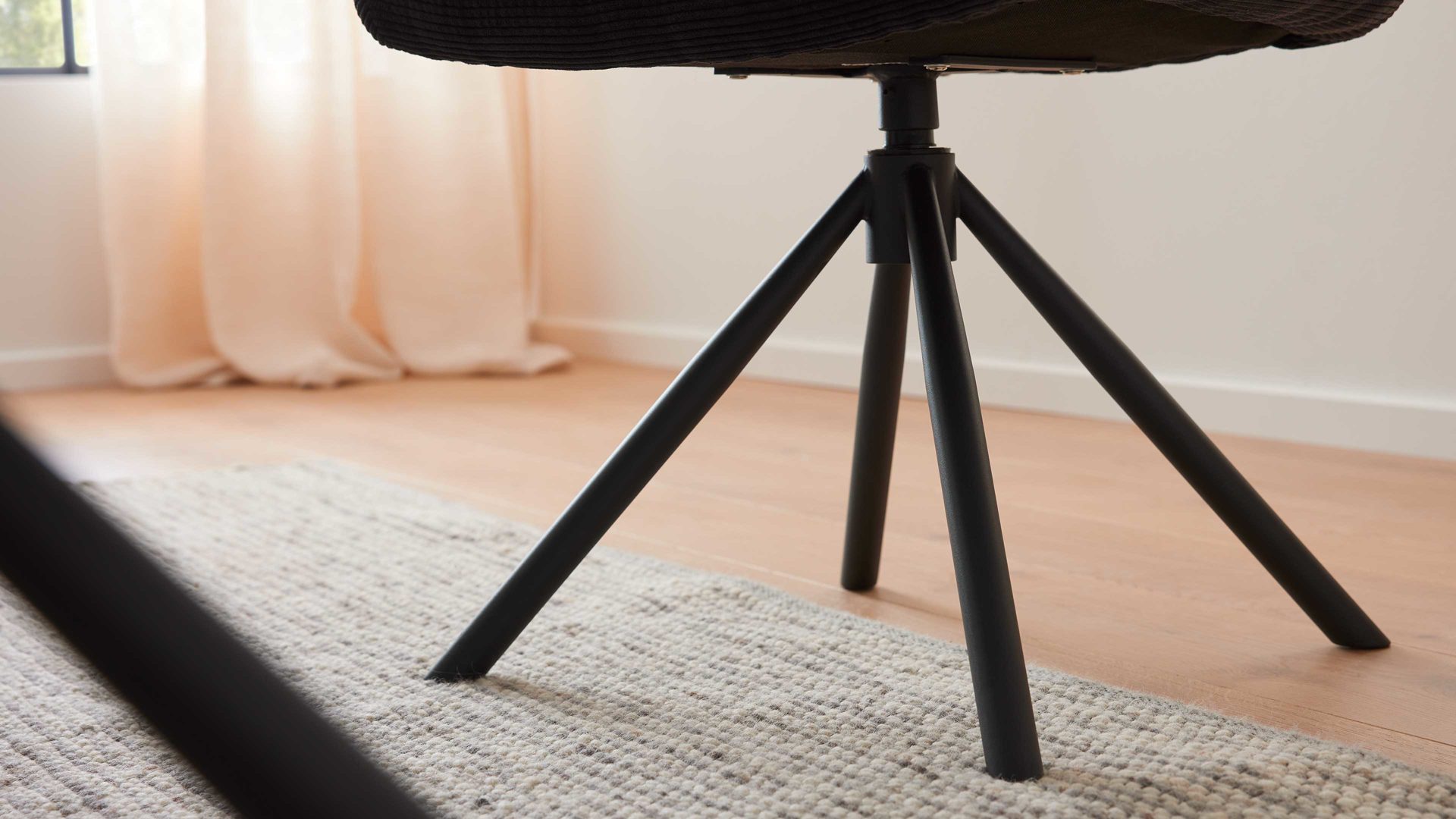 Vierfußstuhl Interliving aus Stoff in Schwarz Interliving Esszimmer Serie 5116 – Armlehnstuhl mit Drehfunktion carbonschwarzer Materialmix Mikrofaser & Cord Ni-Co, schwarzes Gestell F37