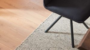 Vierfußstuhl Interliving aus Stoff in Schwarz Interliving Esszimmer Serie 5116 – Armlehnstuhl mit Drehfunktion carbonschwarzer Materialmix Mikrofaser & Cord Ni-Co, schwarzes Gestell F37